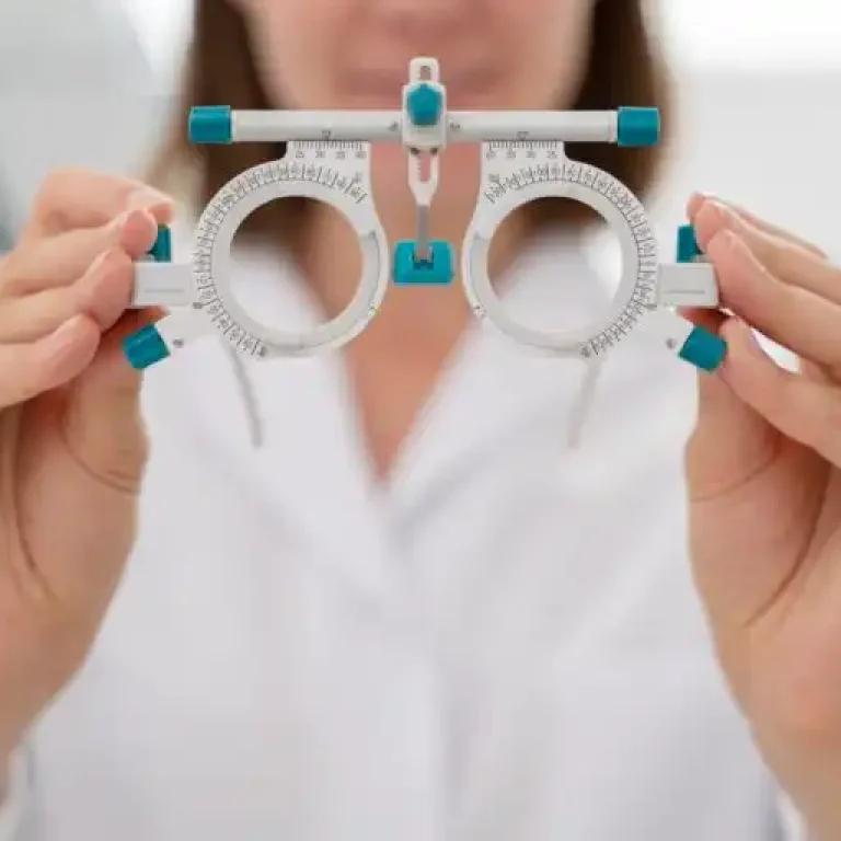 female-doctor-working-her-ophthalmology-clinic-768x512